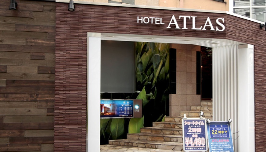新宿・歌舞伎町のラブホテル「HOTEL ATLAS」外観。寝取りの伝道師クロエがNTRプレイの舞台に選ぶ複数で利用できるラブホテル。言葉責め・拘束・騎乗位中出しの極限快楽が繰り広げられる。