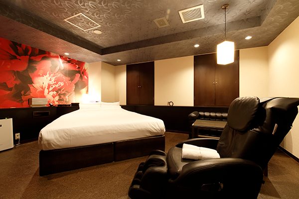 HOTEL 555 錦糸町の客室。落ち着いた照明とマッサージチェア付きの広々空間で、寝取りの伝道師
