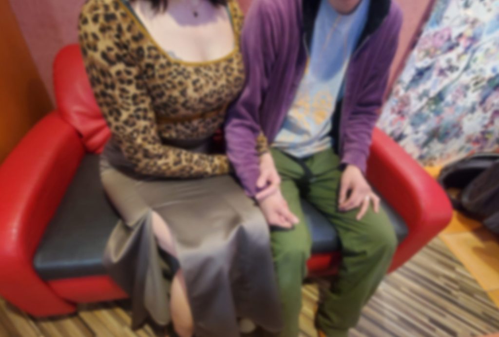 寝取りの伝道師クロエと3P直前の北海道カップル｜ソファで高まる緊張と禁断の予感が漂う寝取り旅のワンシーン