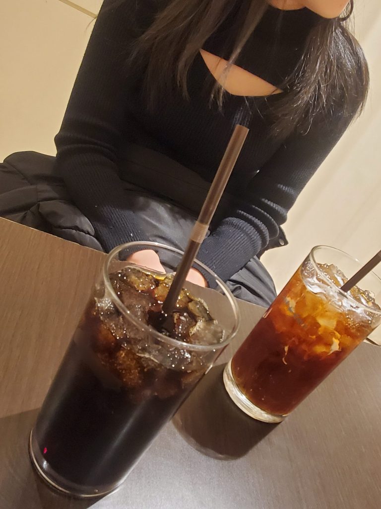 寝取りの伝道師クロエが20代人妻との密会のため、カフェで落ち合う。