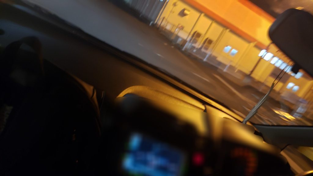 寝取りの伝道師クロエ、小山の夜に動く。貸出人妻との密会に向かう車内で高まる緊張と期待——NTR実録の幕開け。