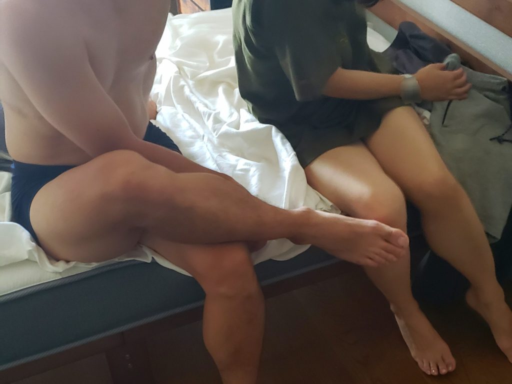 寝取りの伝道師クロエによる、自宅寝取らせの衝撃的な瞬間。彼氏不在のまま快楽に堕ちる彼女と、困惑する彼氏のリアルな一幕。