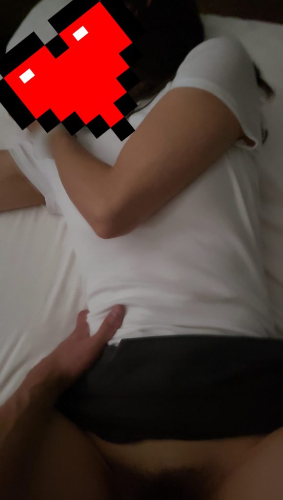 寝取りの伝道師クロエが記録した、禁断の自宅NTR。彼氏不在の部屋で30代寝取られ彼女を正常位で責め立てる。