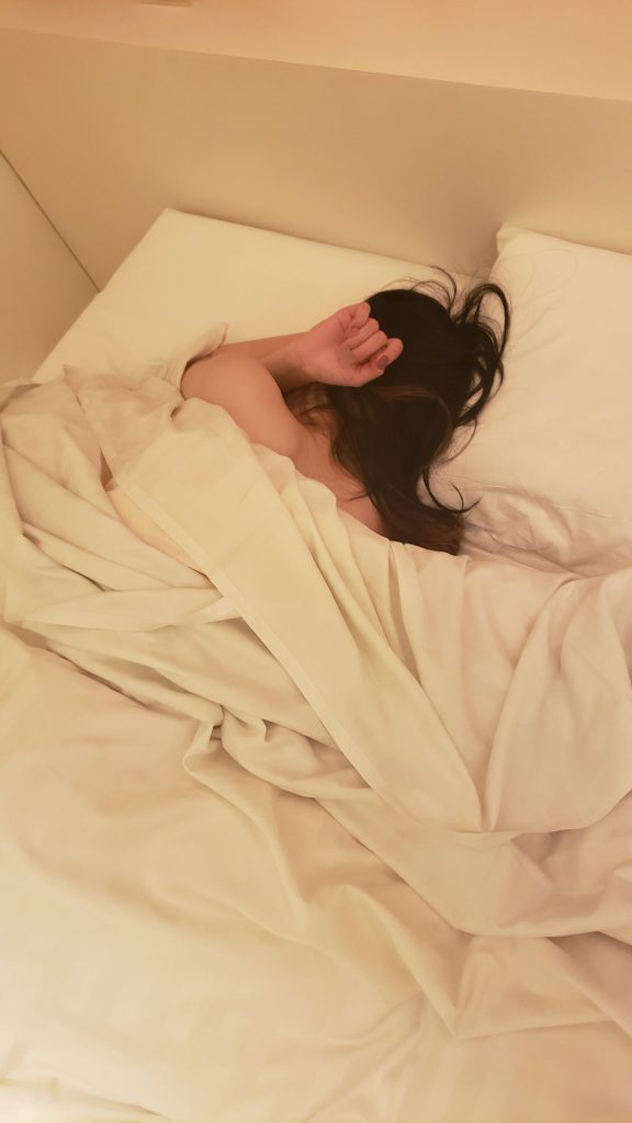 寝取りの伝道師クロエから凌辱される間に仮眠をとるクールな貸出人妻