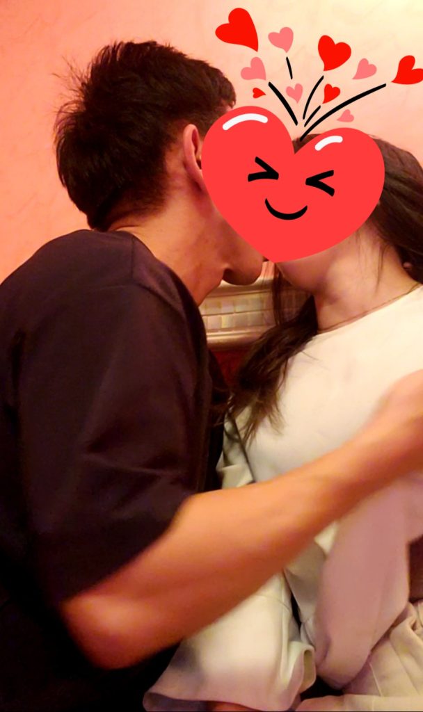 寝取りの伝道師クロエがバリキャリ人妻と交わす、ホテル密会での初キスの瞬間。理性が溶けていくその密着と、NTRの火が灯る決定的シーン。抑えきれない欲望が交差する、背徳のはじまり。