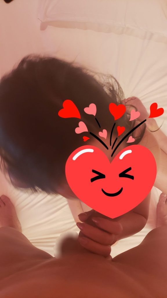 寝取りの伝道師クロエの肉棒にバリキャリ人妻が下を這わせていく。肉棒の形と熱をしっかり感じてもらう。