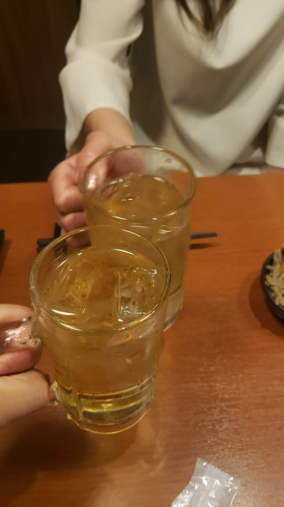 寝取りの伝道師クロエがバリキャリ人妻と交わす、運命の乾杯シーン。横浜の夜、禁断の密会が静かに幕を開ける──NTRの火種がここから灯る。