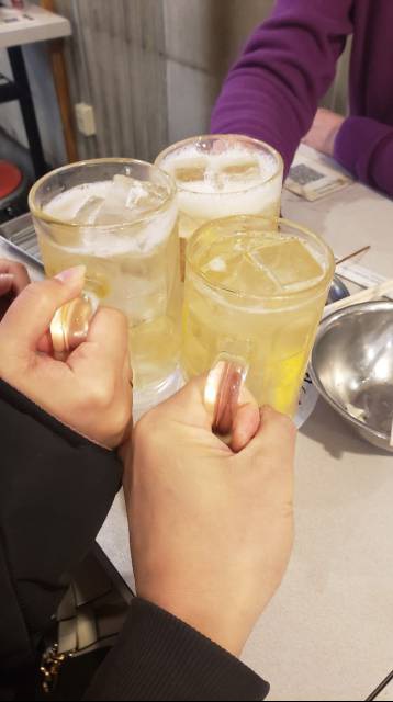 寝取りの伝道師クロエが、掲示板で出会った年の差カップルと“偶然を装って”乾杯。新宿串カツ店で始まるNTRプレイ前の濃密な前戯空間。寝取らせ・他人棒・リアル寝取りの幕開け。