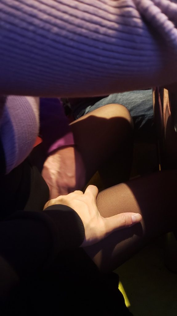 カラオケで年の差カップルの彼女の太ももに手を這わせる寝取りの伝道師クロエ。ストッキング越しのスキンシップから始まるリアルNTR。掲示板出会い・寝取らせ・他人棒挿入の前戯が進行中。