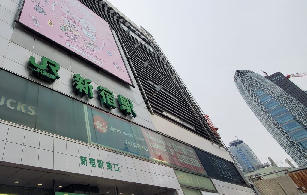 新宿駅東口前、寝取りの伝道師クロエが年の差カップルとのNTRプレイを仕掛けた現場近く。掲示板出会い・寝取らせ・エロスと偶然が交差するリアルな寝取り体験の出発点。