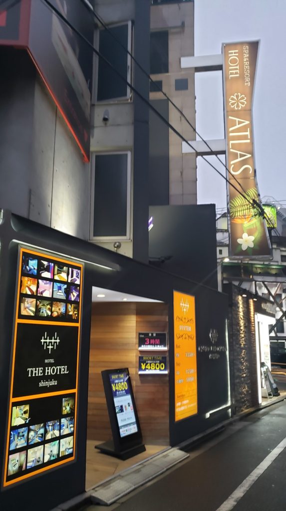 寝取りの伝道師クロエが、年の差カップルとの掲示板出会いから導いたNTRの現場・新宿ラブホテルATLASに到着。寝取らせ彼氏の目の前でマッサージ、挿入、立ちバックまで進む淫靡な寝取り劇のステージ。