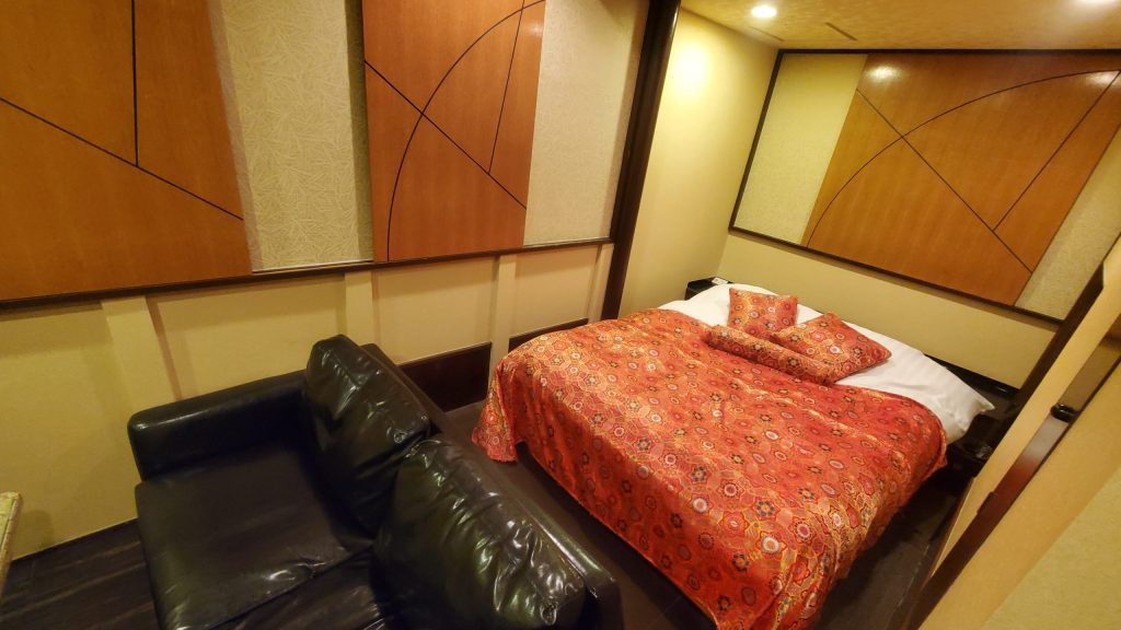 寝取りの伝道師クロエが貸出彼女と中出し3ラウンドを決めた池袋ラブホテル、ホテルプルミエの密室｜ソファで焦らし、ベッドで妊娠願望プレイに堕ちた実録NTR部屋。