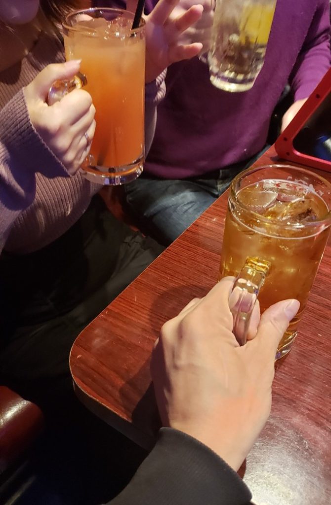 寝取りの伝道師クロエが年の差カップルとカラオケで乾杯。掲示板出会いから始まる寝取らせ劇は、酔った彼女の淫らな反応とともにNTR本番へ。ハメ撮り、他人棒、即ホテルへ加速する一夜。