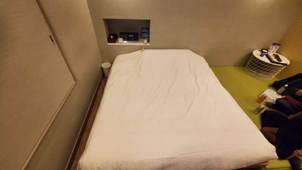 寝取りの伝道師クロエが年の差カップルと掲示板出会いから到着したラブホテルATLASのベッドルーム。マッサージから始まる寝取らせプレイの前戯ステージ。挿入、寝バック、立ちファックが展開される濃密NTRの現場。