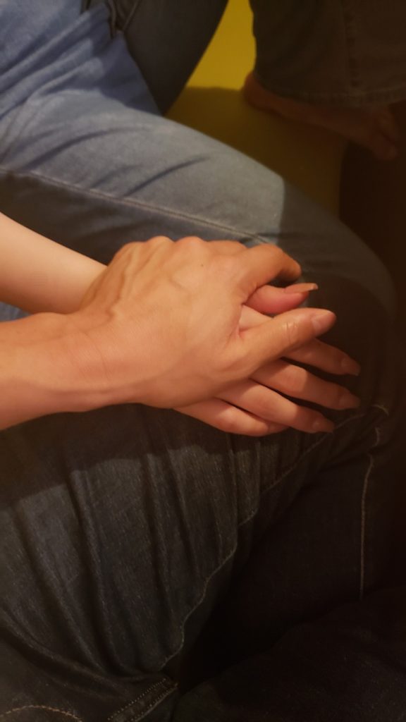 寝取りの伝道師クロエが、セックス好きな20代彼女と貸出NTR前に交わした意味深な手つなぎ。彼氏不在の夜、アルコールと興奮が入り混じる中で、寝取り関係へ堕ちていく淫靡な予兆を感じさせる密着ショット。