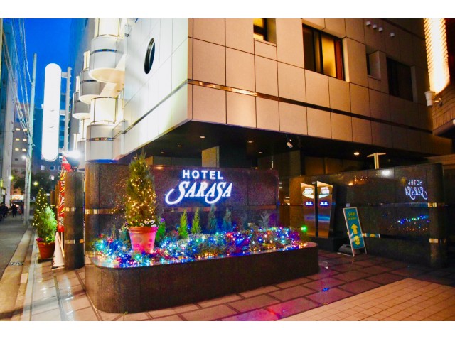 寝取りの伝道師クロエがセックス好き20代彼女を連れ込み、5ラウンド生ハメNTRを繰り広げた横浜のラブホテル「サラサ」。貸出彼女が彼氏不在の夜に淫らに堕ちた密室の舞台。