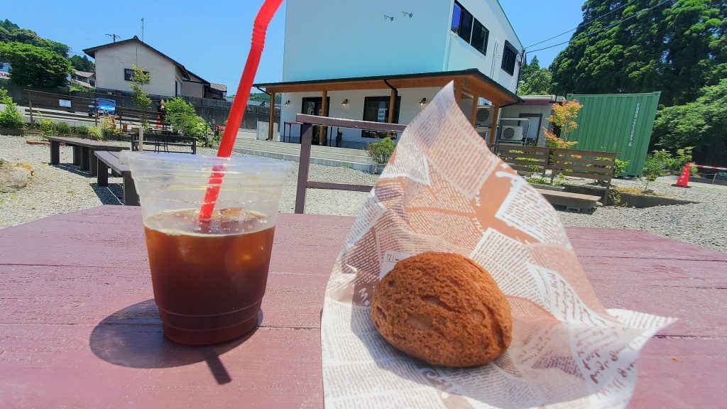 霧島スイーツ「A LA MINUTE」の人気シュークリームとアイスコーヒーを味わう寝取りの伝道師クロエ──ぽっちゃり彼女との貸切温泉NTR前に、甘く冷たい背徳のひと口｜ねとりっぷvol.16
