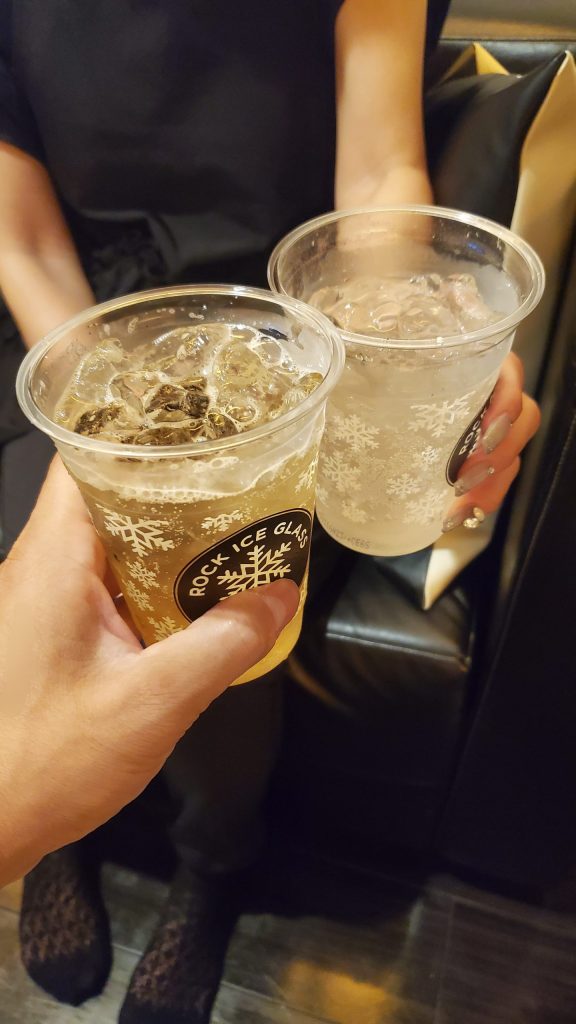 錦糸町 HOTEL DUO で不倫人妻と乾杯｜寝取りの伝道師クロエ NTR密会3Pプレイ直前のリアルショット






