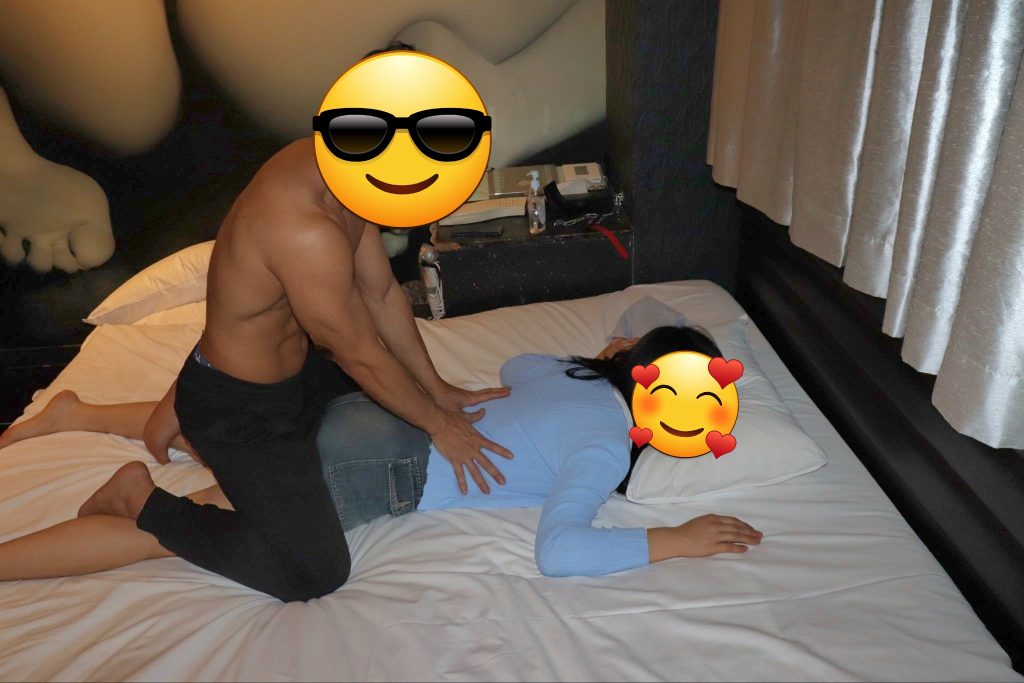 ホテルのベッド上で指圧マッサージを行うシーン。埼玉・本庄早稲田のNTR体験談「ねとりっぷ埼玉編」で、寝取らせの導入として行われた施術場面