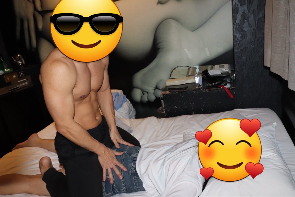 ホテルのベッドでお尻マッサージを行うシーン。埼玉・本庄早稲田のNTR体験談「ねとりっぷ埼玉編」で、マッサージから寝取らせへと進展する過程を描いた施術場面。
