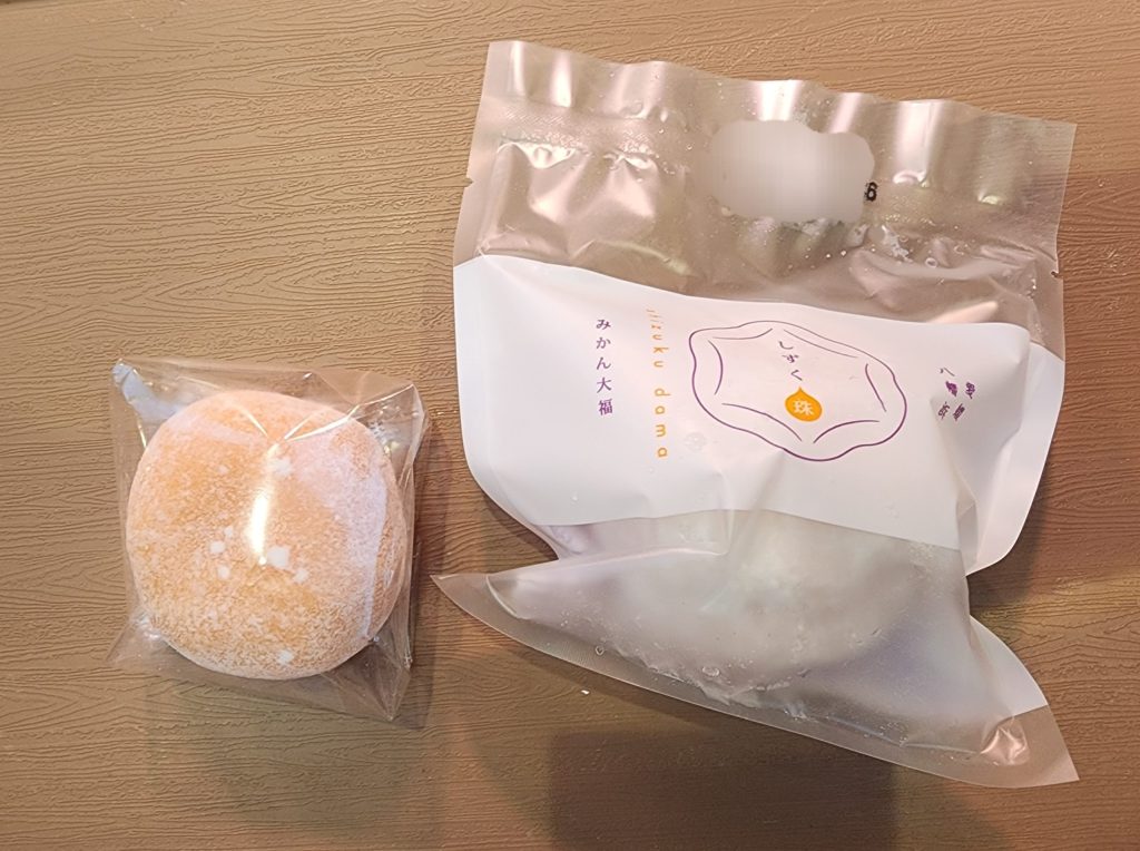 松山観光中に道後商店街で購入した愛媛名物のみかん大福。今治のラブホテルでの寝取らせNTR体験へ向かう前に、道後温泉周辺で味わった「ねとりっぷ愛媛編」のご当地グルメ画像。
