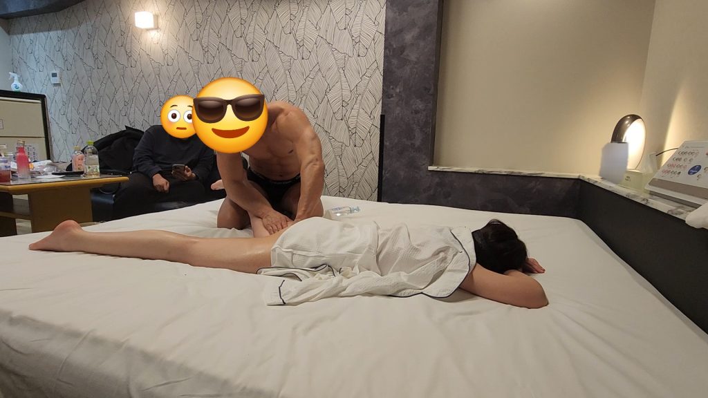 愛媛県今治市のラブホテルで、人妻にオイルマッサージを行いながら反応を引き出す寝取らせNTRプレイ。ご主人が見守る中、マッサージから乳首責めへ展開していく「ねとりっぷ愛媛編」の重要シーン。
