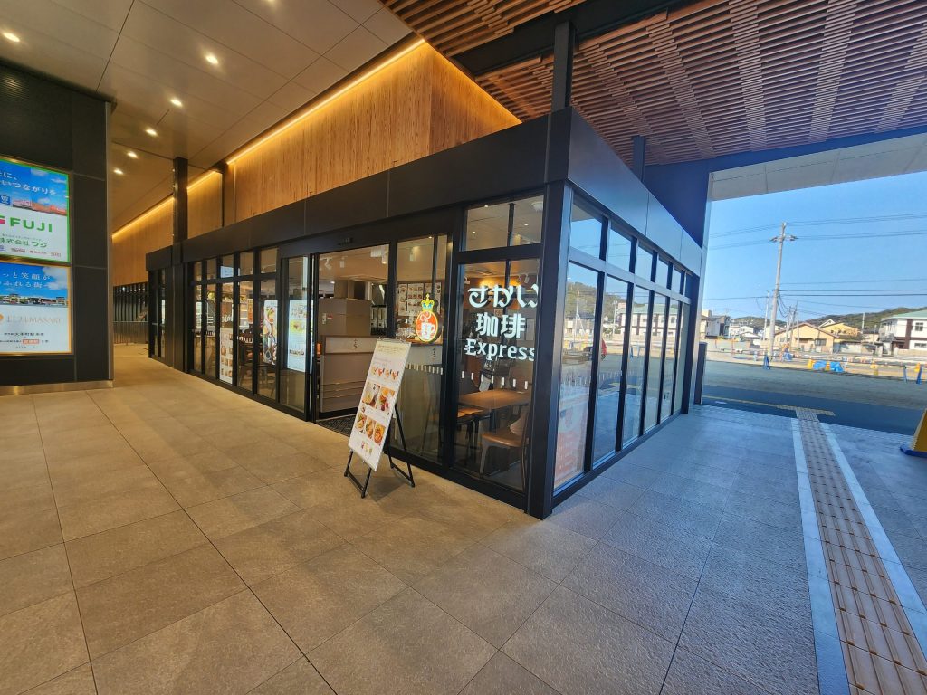 愛媛県今治市の朝に立ち寄ったさかい珈琲の外観画像。ホテルキングダムXOⅢでの寝取らせNTR体験を終え、松山空港へ戻る前の「ねとりっぷ愛媛編」の余韻を伝える今治滞在シーン。
