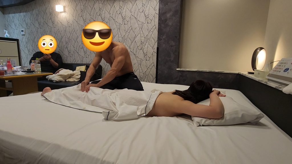 愛媛県今治市のラブホテルで、うつ伏せになった人妻にマッサージから始める寝取らせNTRプレイ。ご主人が見守る中、少しずつ緊張をほどいていく「ねとりっぷ愛媛編」の導入場面。
