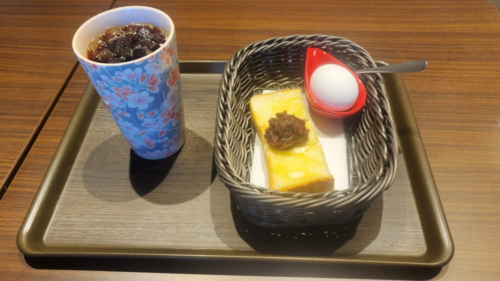 愛媛県今治市のさかい珈琲で食べたモーニングセット。ホテルキングダムXOⅢでの寝取らせNTR体験後、松山空港へ戻る前に立ち寄った「ねとりっぷ愛媛編」の朝の余韻を伝える食事シーン。
