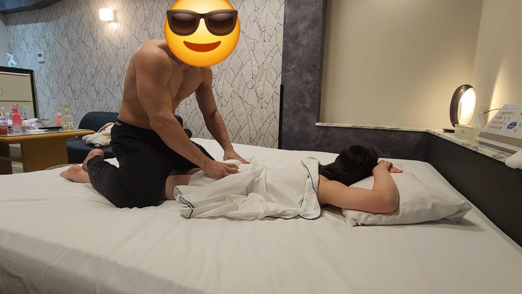 愛媛県今治市のラブホテルで、人妻に指圧マッサージをしながら反応を探る寝取らせNTRプレイの序盤。ご主人が見守る中、マッサージから少しずつ空気が変わっていく「ねとりっぷ愛媛編」の場面。
