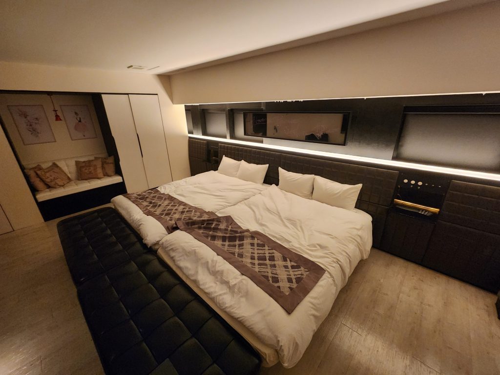大宮サードプレイスホテルの広い客室とベッド。夫婦NTRとアナル開発レクチャーの舞台になった落ち着いた室内写真
