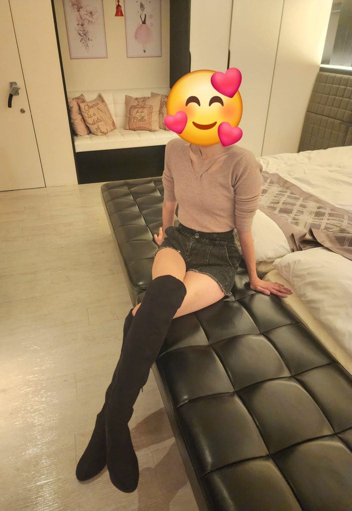 大宮サードプレイスホテルの客室で、元モデルで素晴らしい体型の奥さんがベッド横に座る夫婦NTR体験談の現地写真