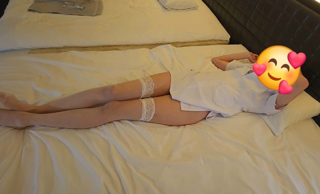 夫婦NTR体験談で、白衣姿の奥さんが大宮ホテルのベッドでご主人の願望に応えるナース風コスプレシーン
