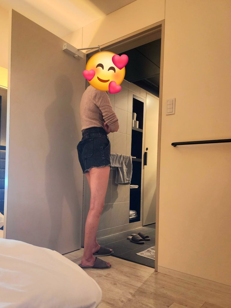 大宮サードプレイスホテルの客室で、奥さんがご主人のアナル開発レクチャーを見守る夫婦NTR体験談の現地写真